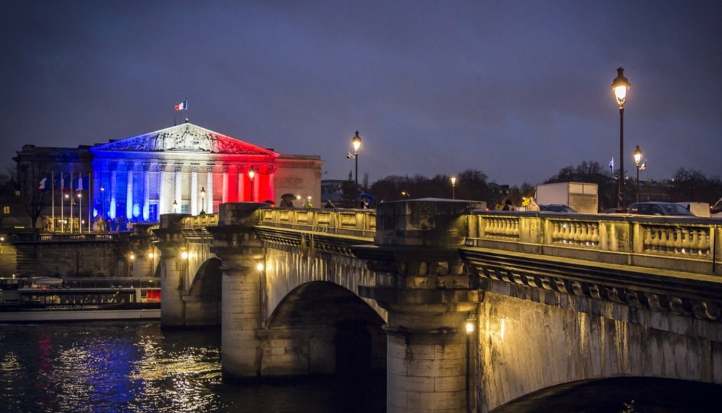 Le démo-score évalue un risque pour la démocratie, il ne porte pas sur l’exhaustivité du contenu des projets des candidats. Il est construit à partir de données publiques.

Le Démo-score n’est pas un outil qui guide les citoyens dans leur choix politique car le principe même de la démocratie est de laisser chaque citoyen libre de ses choix politiques.

Nous n'appartenons à aucun mouvement ou parti politique et ne sommes candidats à aucune élection, c'est une engagement essentiel pour être adhérent de l'Agence de Notation Citoyenne pour la Démocratie. 

Le démo-score n’est pas un outil d’évaluation des idées politiques des candidats, chacun doit pouvoir garder la liberté de son droit de vote.

Le démo-score évalue les candidats au regard des critères qui assurent le développement et la préservation des valeurs de la  démocratie.